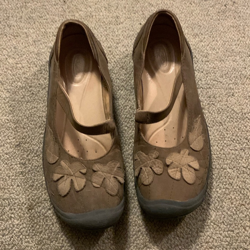 Keen size 8 Mary Jane’s with Leaf Embroidery
